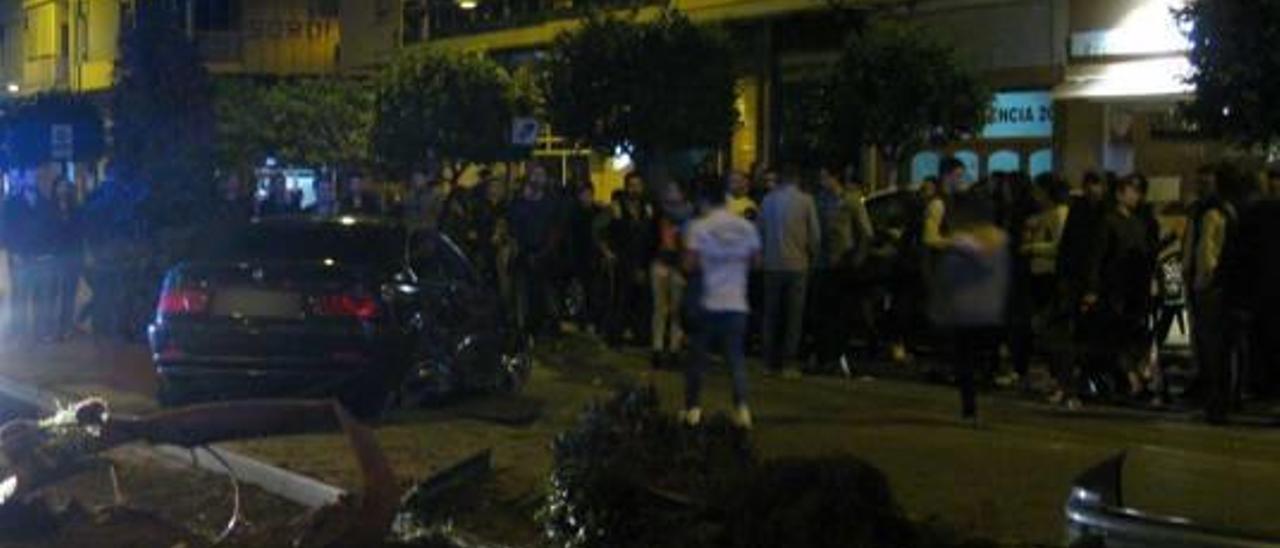 Investigan si una carrera entre dos coches  provocó una doble colisión en Alzira