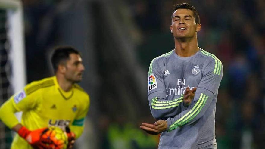 Cristiano Ronaldo se lamenta de una ocasión fallada, con Adán en segundo término.