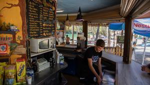 Archivo - Un camarero trabajando en el kiosko de comida y bebida del embalse de Bolarque, a 20 de agosto, en Guadalajara, Castilla La-Mancha, (España).