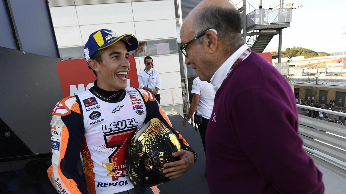 Carmelo Ezpeleta, CEO de Dorna Sports, ha donado su moto más querida para la subasta.