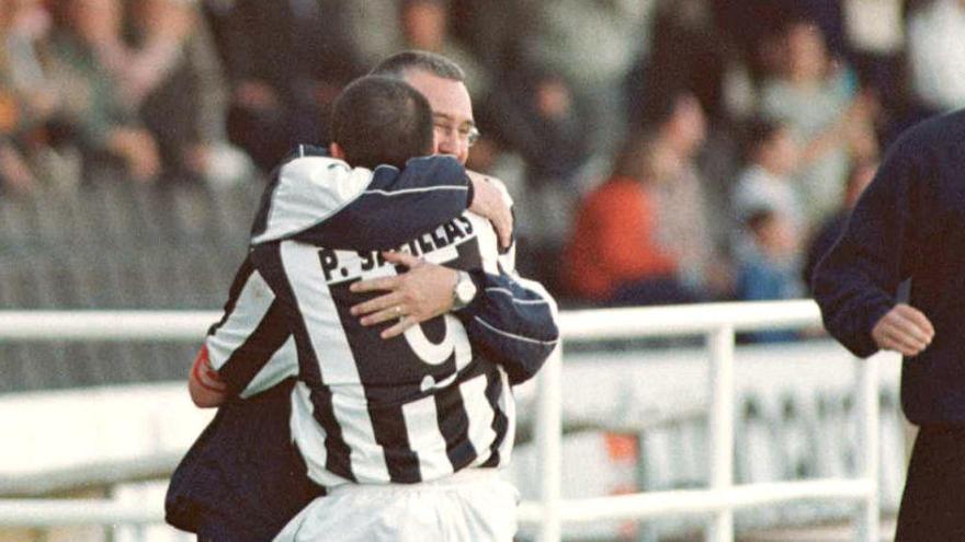 Salillas y Palomo se abrazan en la celebración de uno de los goles en la 2001-02.