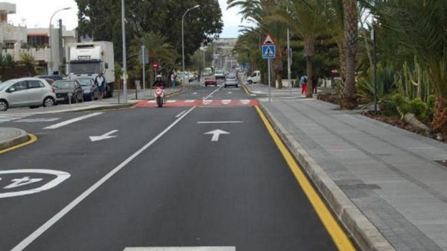 Avenida José Antonio Tavío, la principal vía de Costa del Silencio.