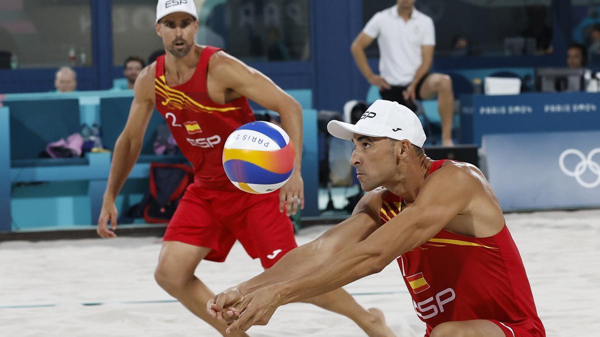 PARÍS, 07/08/2024.- Los españoles Pablo Herrera (i) y ADrián GAvira (d) durante el partido de cuartos de final de voley playa entre España y Noruega, de los Juegos Olímpicos de París 2024 este miércoles, en la capital gala. EFE/ Miguel Toña