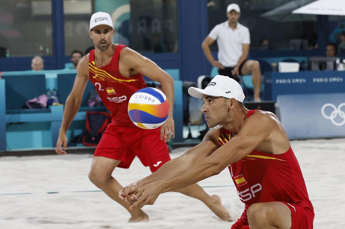PARÍS, 07/08/2024.- Los españoles Pablo Herrera (i) y ADrián GAvira (d) durante el partido de cuartos de final de voley playa entre España y Noruega, de los Juegos Olímpicos de París 2024 este miércoles, en la capital gala. EFE/ Miguel Toña
