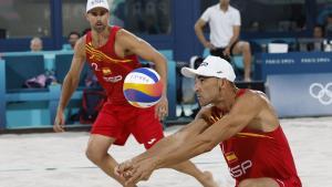PARÍS, 07/08/2024.- Los españoles Pablo Herrera (i) y ADrián GAvira (d) durante el partido de cuartos de final de voley playa entre España y Noruega, de los Juegos Olímpicos de París 2024 este miércoles, en la capital gala. EFE/ Miguel Toña