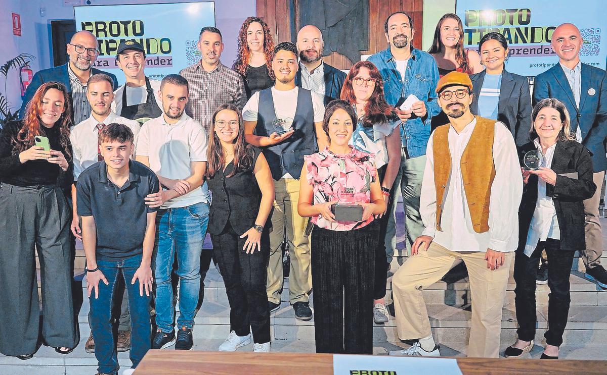 Integrantes de la I Edición y equipo técnico en el acto de clausura de Prototipando para Emprender.