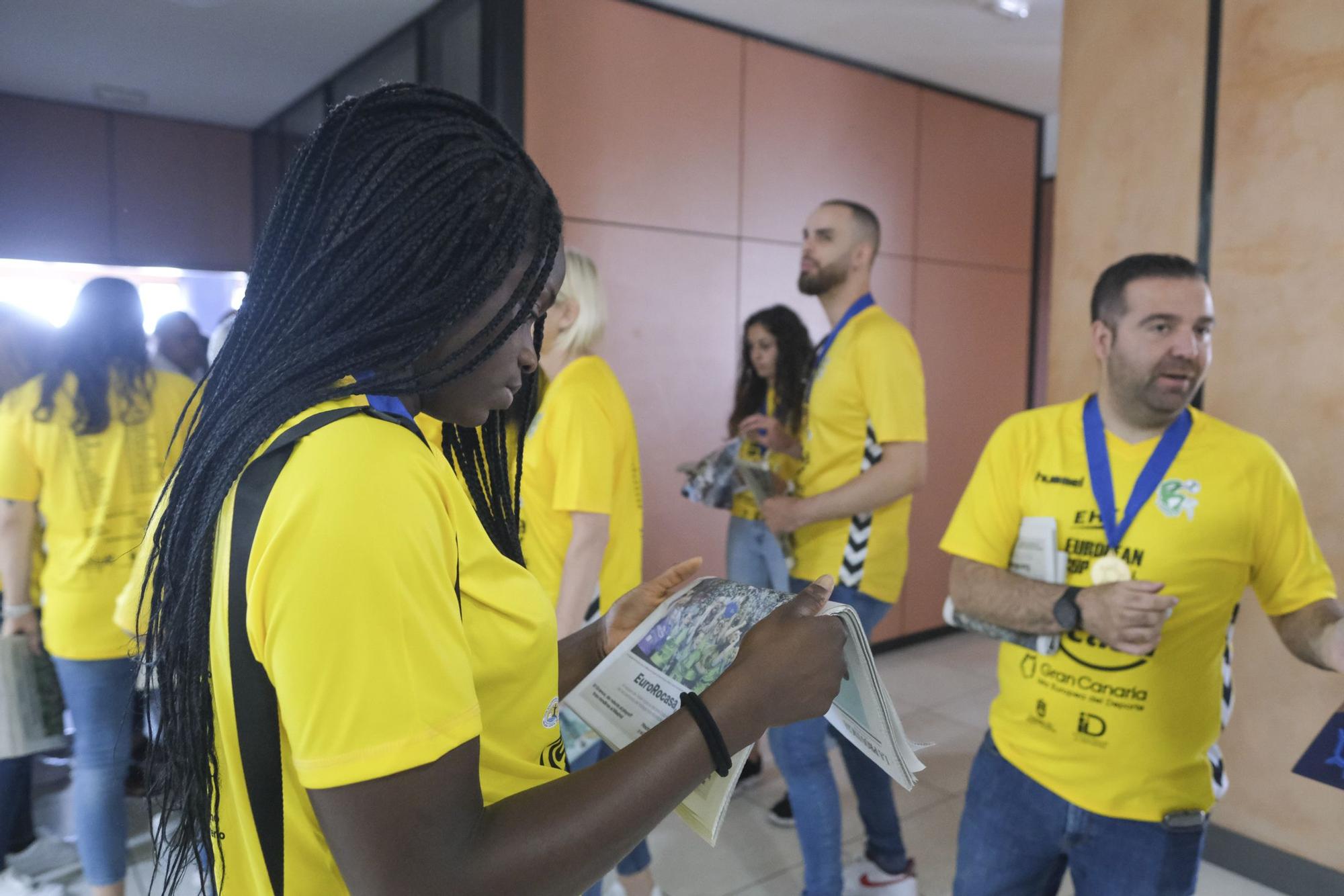 El Rocasa visita LA PROVINCIA con su tercer trofeo de campeón europeo de balonmano femenino