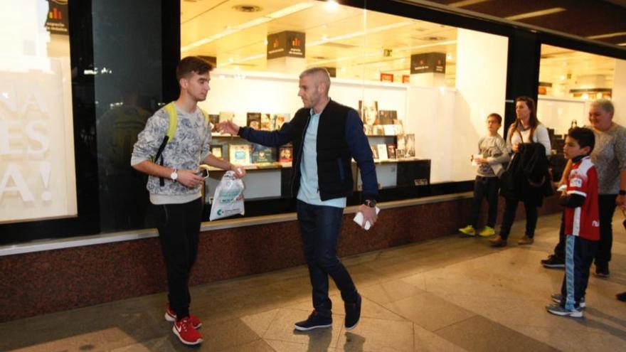 El Corte Inglés dedica un escaparate a los campeones de Fútbol Sala