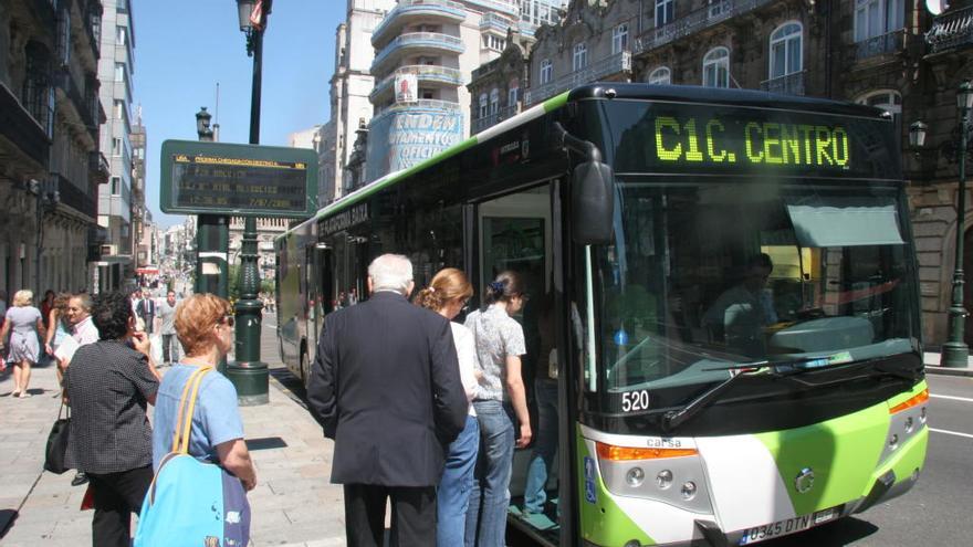 Un autobús de la línea circular de Vitrasa // FARO