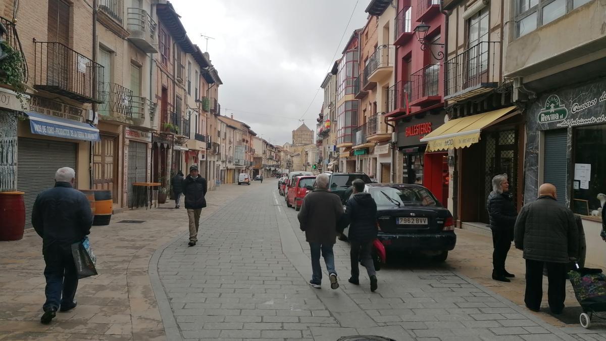 Vecinos en la Puerta del Mercado de la ciudad, que ya cuenta con 5G