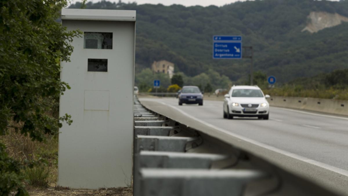 El radar espera a que alguien pase más rápido de lo que debería.