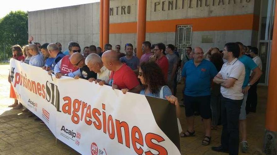 Protesta de los trabajadores ante el centro penitenciario de A Lama. // Fdv