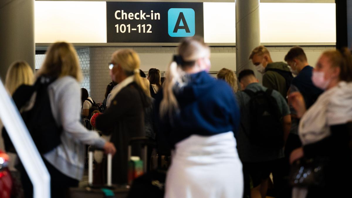 Auf dem Flughafen Hannover kommt es zu langen Warteschlangen.