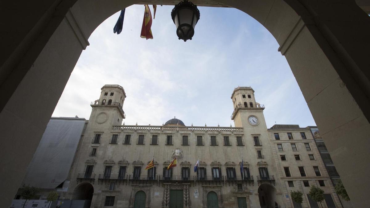 La fachada del ayuntamiento de Alicante, vista desde el portal de la Audiencia Provincial en una imagen de archivo.