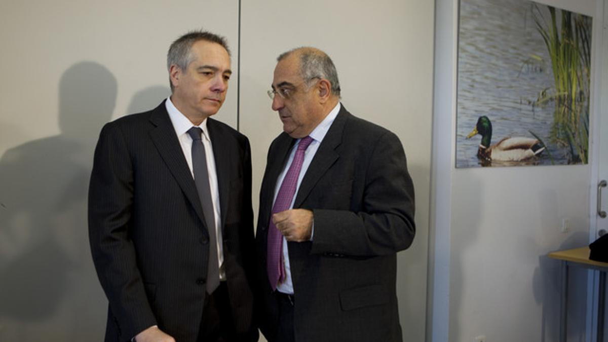 Pere Navarro (izquierda) conversa con el jefe del grupo parlamentario del PSC, Joaquim Nadal, el pasado 12 de enero en El Prat.