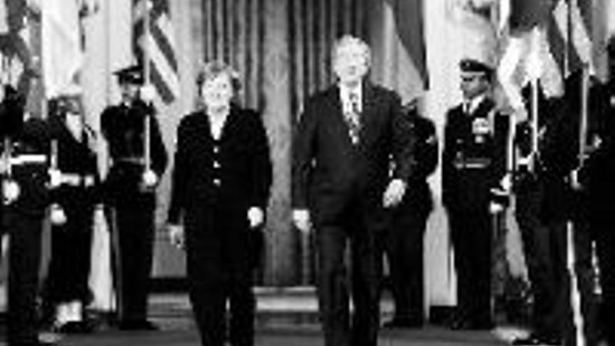 Bush y Merkel apuestan por impulsar la vía diplomática para frenar a Irán