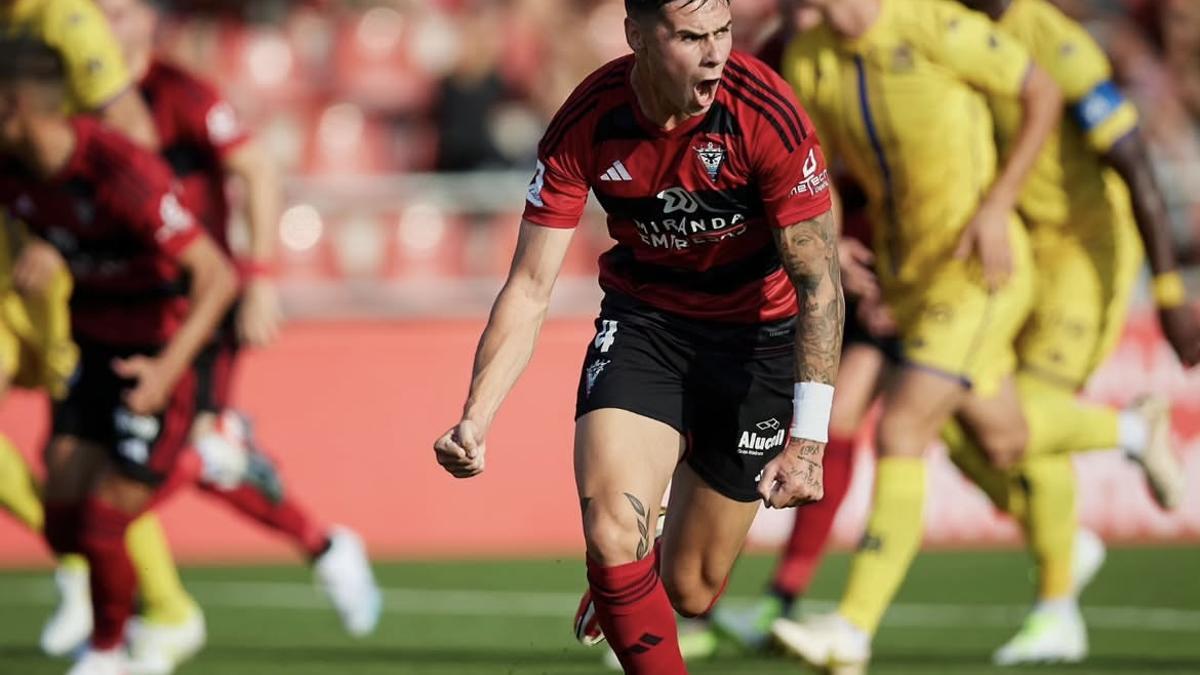 Sergio Barcia festeja su primer gol con el Mirandés, en la temporada 23/34