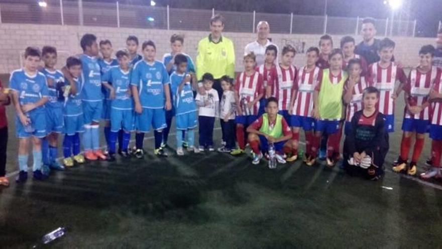 El árbitro, Javi Manzaneda, posa con sus hijos gemelos y los dos equipos alevines, el sábado en Sagunt.