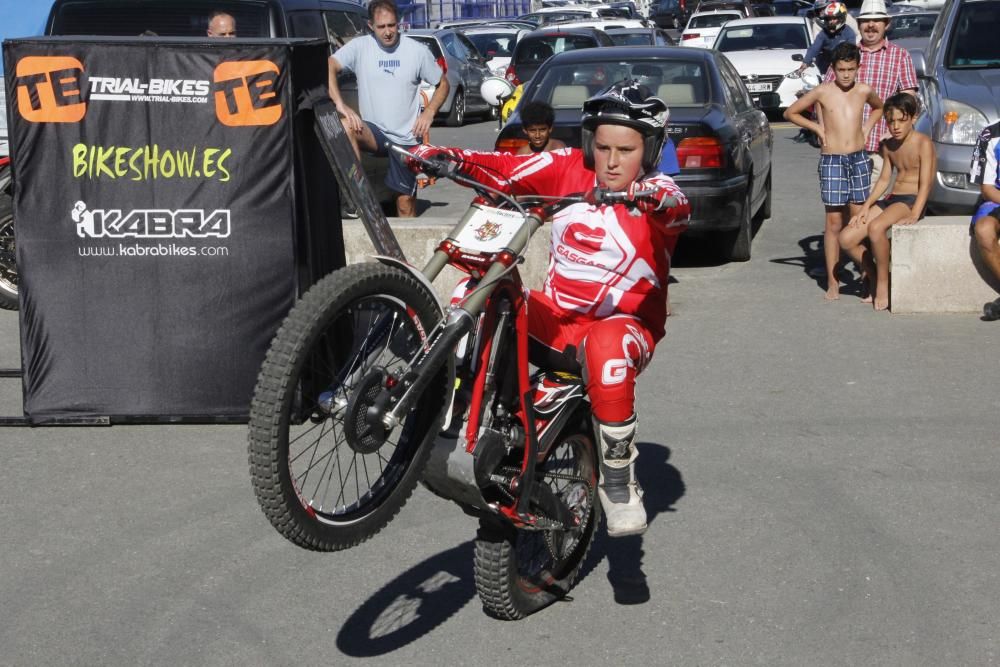 Las exhibiciones de trial, bike trial y de velocidad urbana llenan el centro de la villa que mañana acoge un descenso de bike