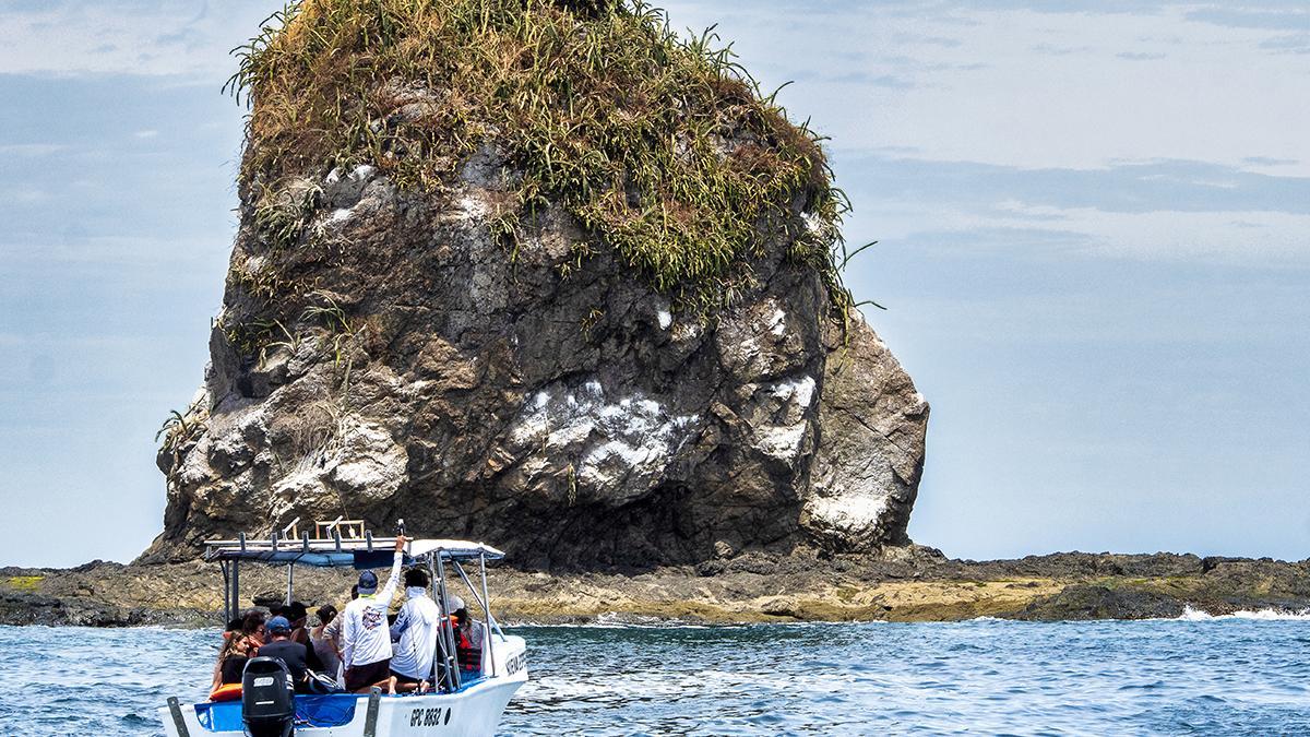 Isla Cabeza de Mono, en el golfo de Papagayo, donde una formación rocosa esculpida por el viento y las mareas recuerda el perfil de un simio.