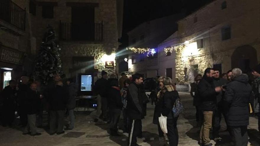 El encendido del árbol reúne a la localidad