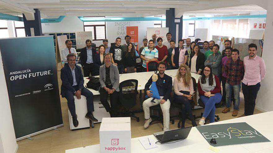 Foto de grupo del equipo directivo y de los miembros de las empresas emergentes que ahora mismo trabajan en La Farola, en el módulo 5 de la Tabacalera.