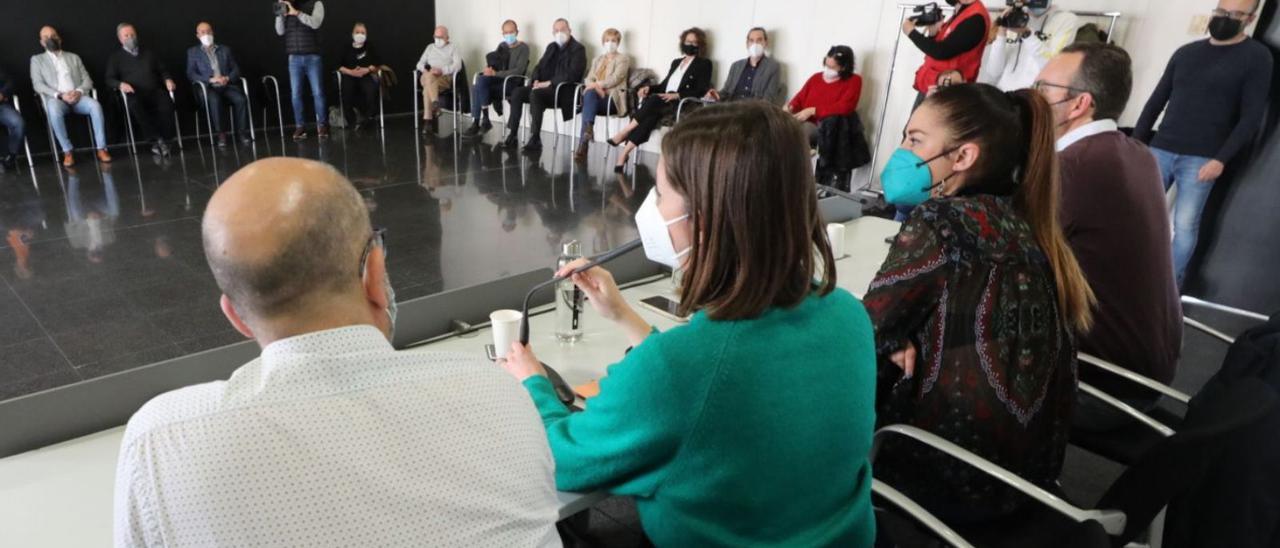 Mireia Mollà y representantes municipales, en la presentación de la ley del cambio climático. | ANTONIO AMORÓS