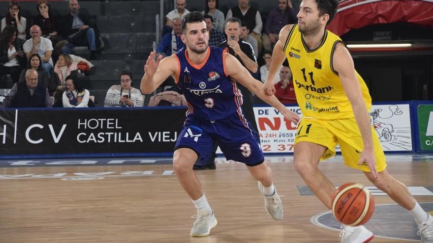 Sergio Llorente con el balón durante un partido del Oviedo Baloncesto en la cancha del Palencia