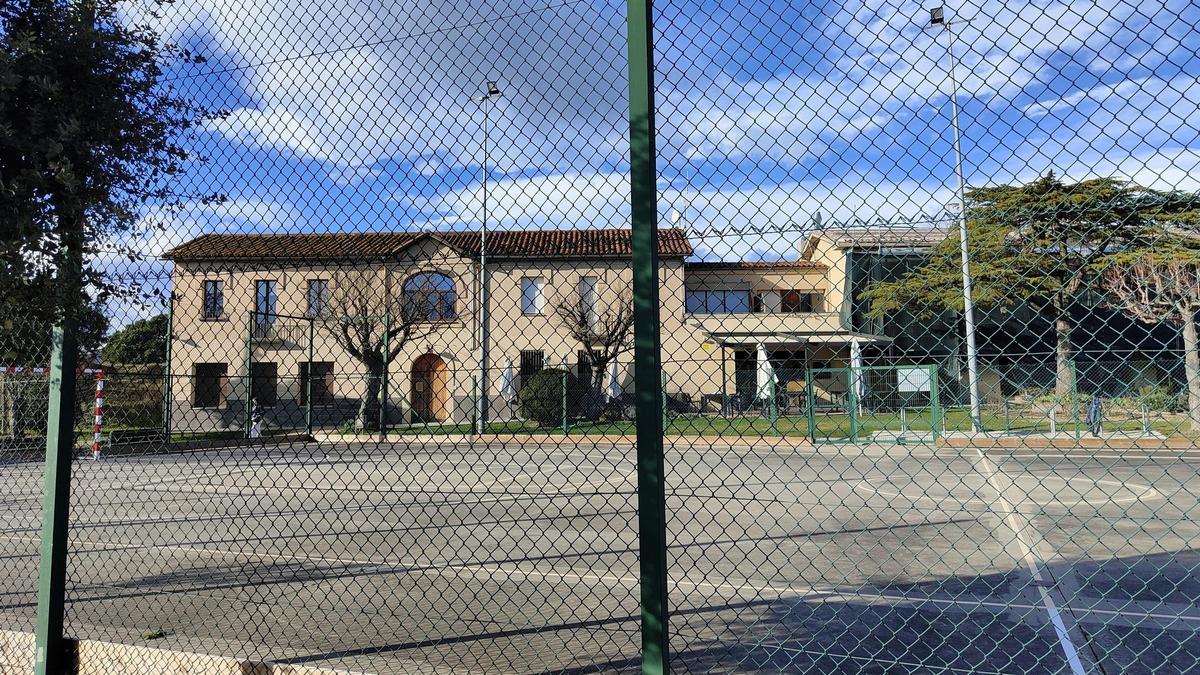 El edificio de Malla que acoge Els Estudis, Correos y el Ayuntamiento.
