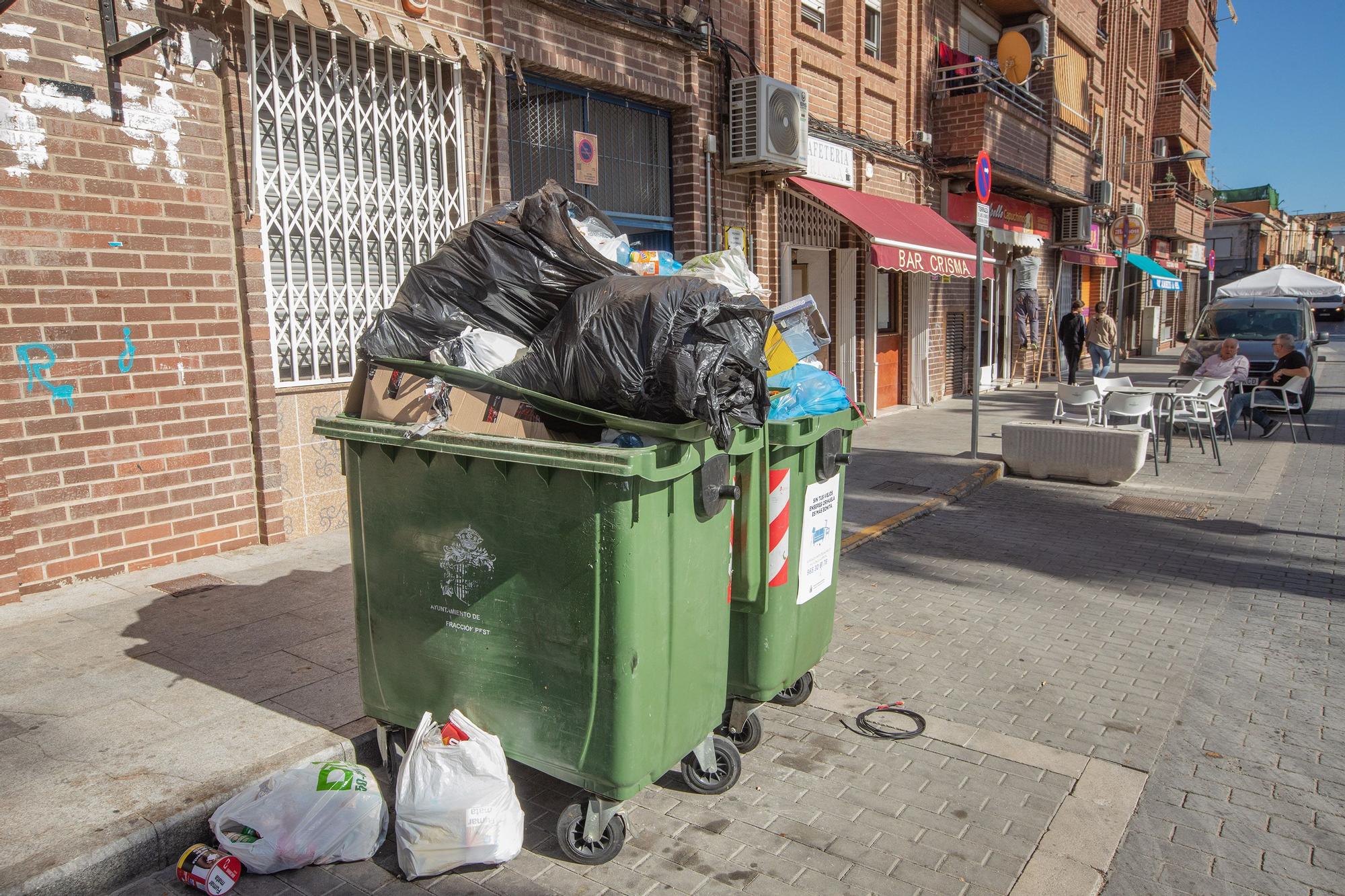 Contenedores abarrotados de basura tras la suspensión del servicio de recogida en Orihuela