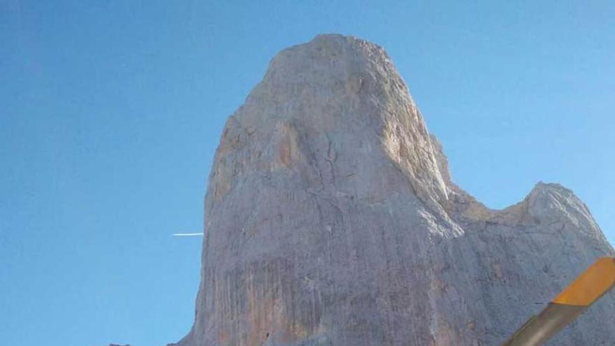 El helicóptero, ayer, en la Vega de Urriellu.