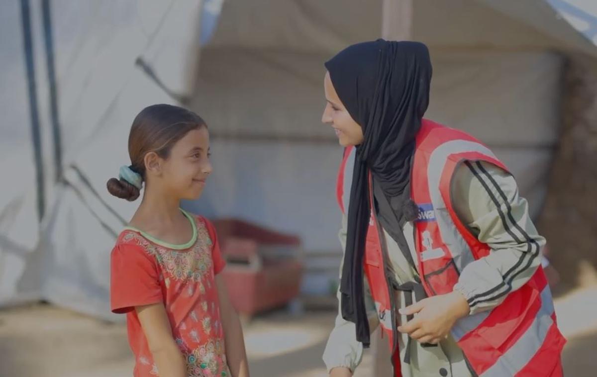 Una niña de Gaza recibe la ayuda mallorquina, en una captura de pantalla del video difundido por la ONG Team Humanity.
