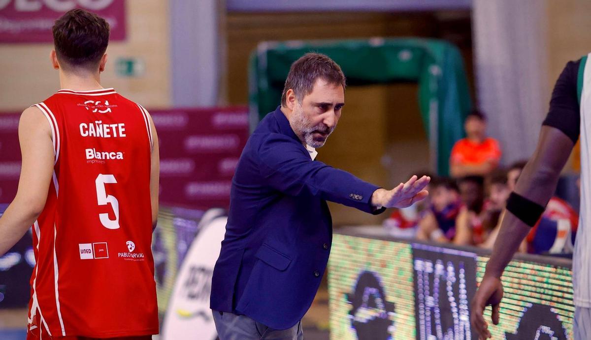 Gonzalo Rodríguez da instrucciones en un tiempo muerto.