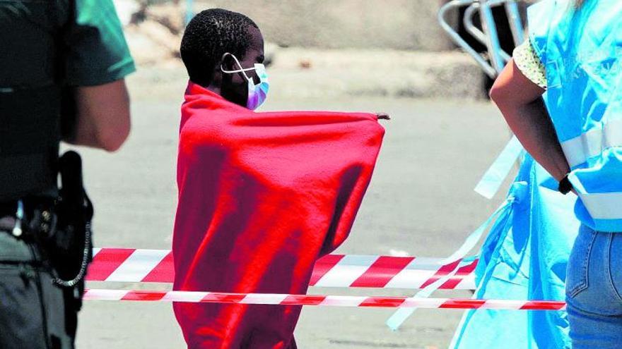 Un niño, a su llegada al muelle de Arguineguín el pasado viernes, tras ser rescatada la patera en la que viajaban 63 personas.