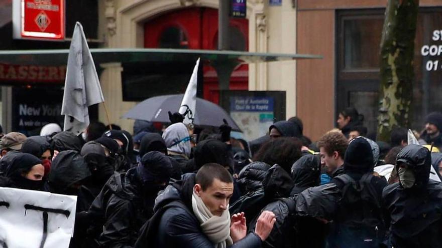 Manifestantes se enfrentan a la Policía en París.