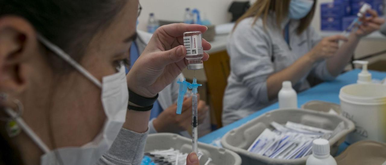 Preparación de vacunas en el Hospital General de Alicante, donde van a seguir inoculando terceras dosis este domingo a usuarios que ya han sido citados por sms. |