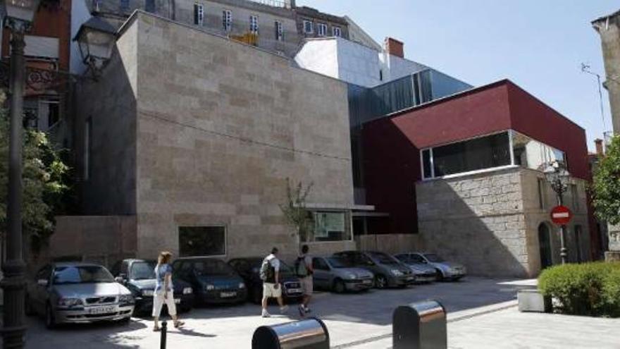 Exterior del Centro Galego de Fotografía en la calle Chao y con la puerta principal vallada.  // R. Grobas