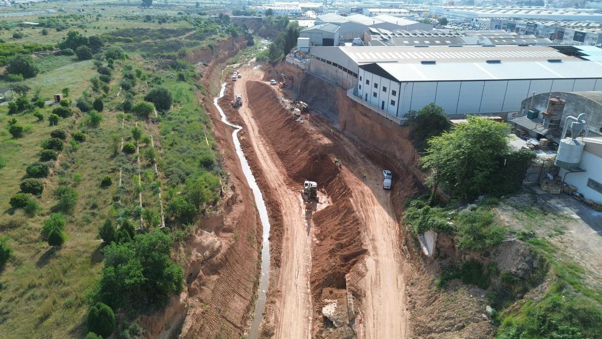 Vista aérea de la obra de emergencia en el barranco del Poyo a su paso por Torrent, en el tramo del polígono Mas del Jutge.