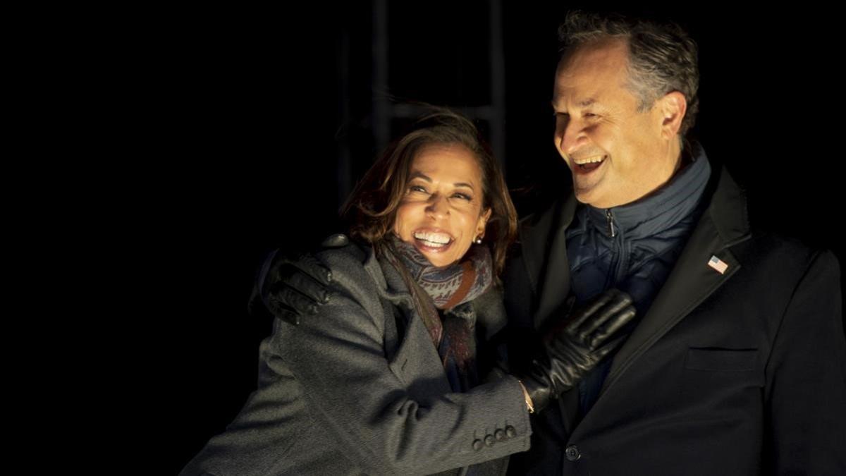 Kamala Harris y su marido, Douglas Emhoff, en un acto electoral el pasado 2 de noviembre.