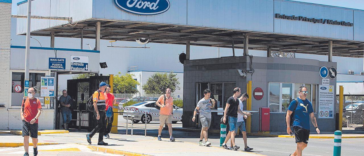 Trabajadores saliendo de Ford Almussafes