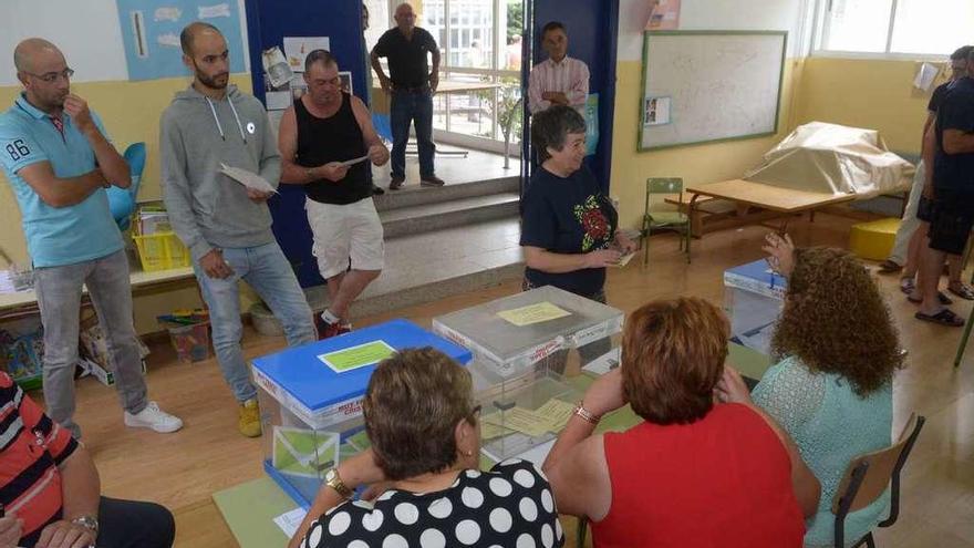 Viticultores que participaron en las elecciones del pasado domingo en O Salnés. // Noé Parga