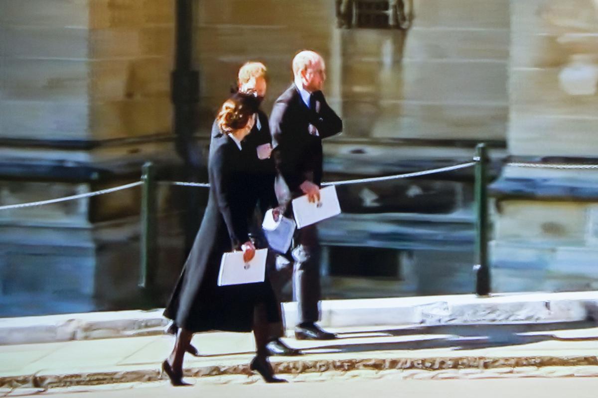 Los Duques de Cambridge charlan con el príncipe Harry tras el funeral del duque de Edimburgo