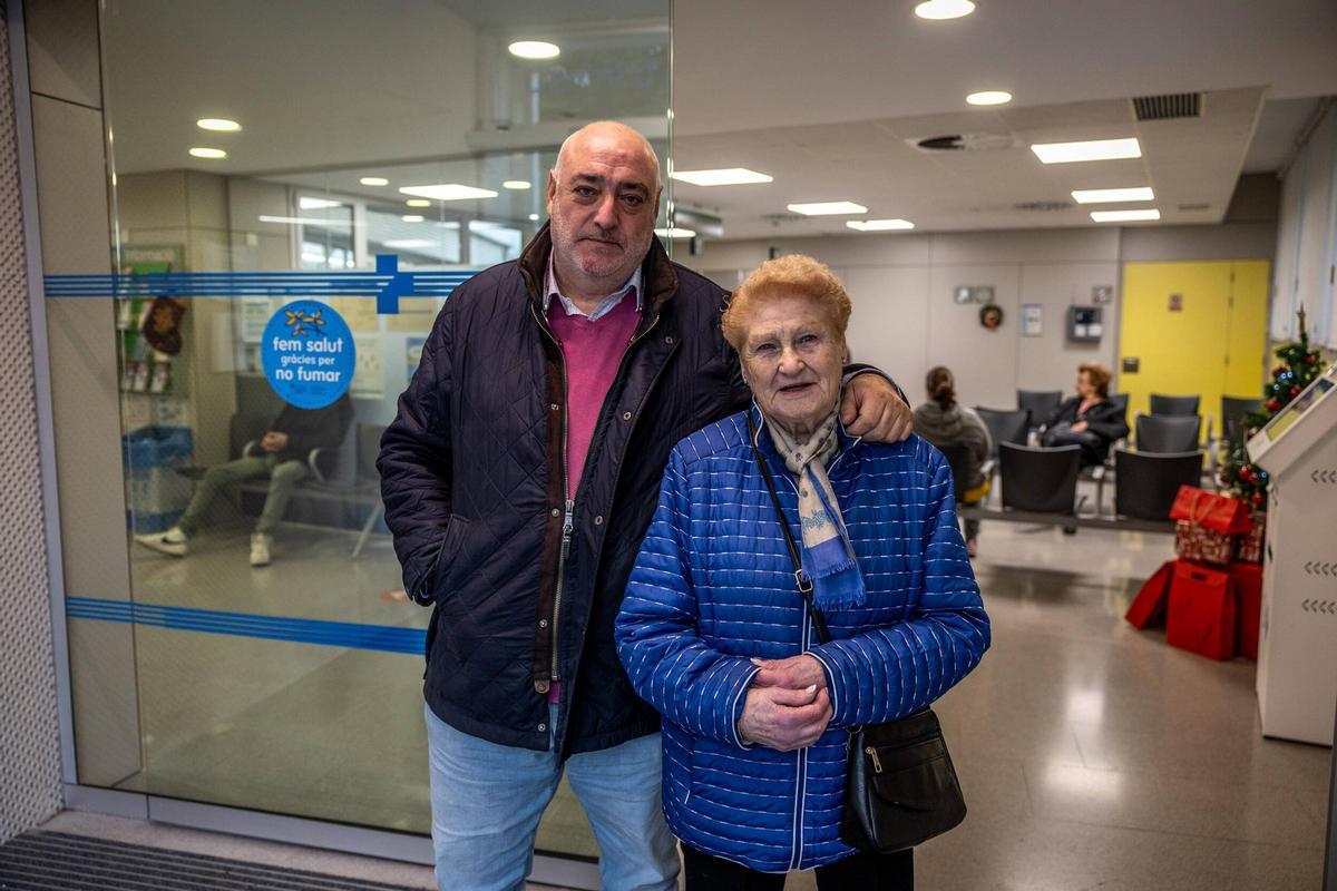 Neus Masplà y Òscar Ortí, pacientes afectados por la huelga de enfermeras, en el CAP Roger.