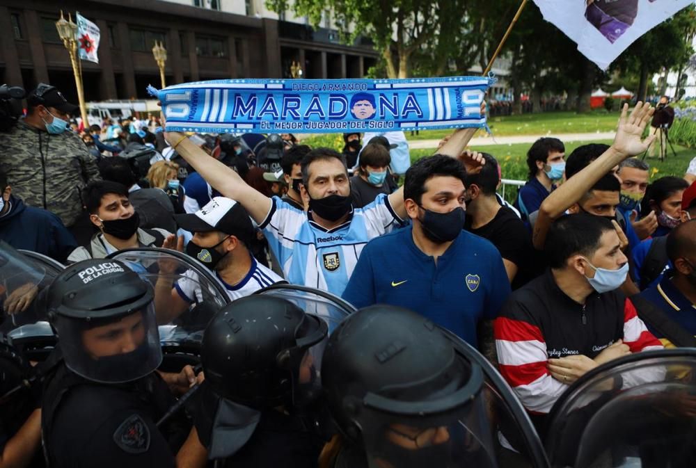 Argentina plora a Maradona en una vetlla multitudinària