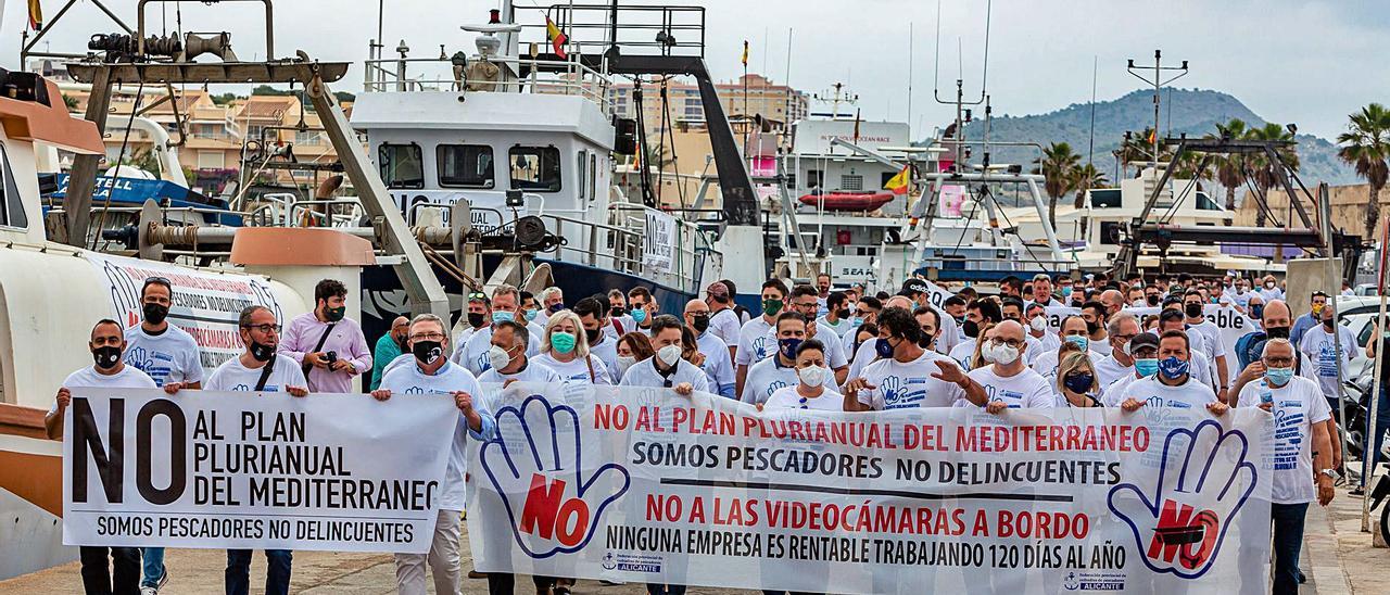 Un momento de la concentración que se celebró ayer en el puerto pesquero de La Vila.