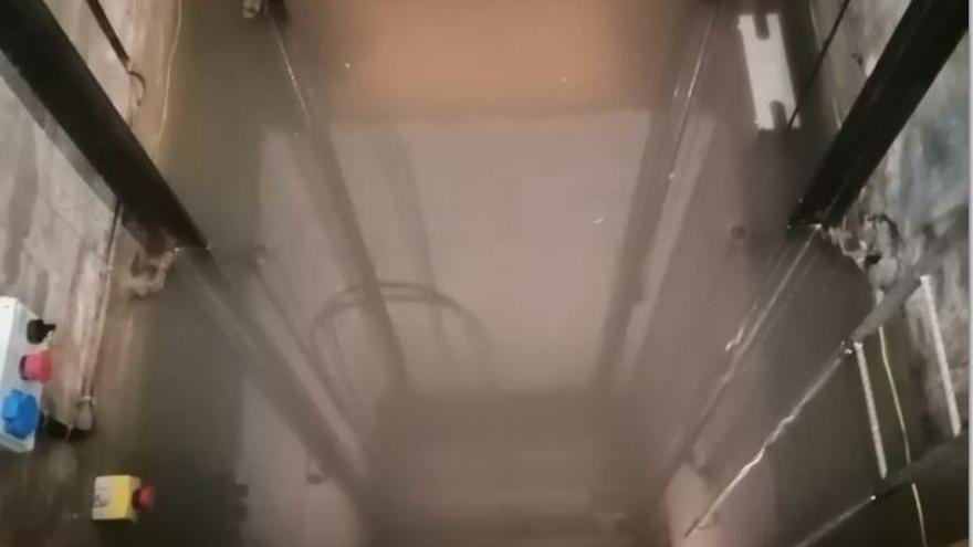 El hueco del ascensor de la finca de Moncada con aguas fecales.