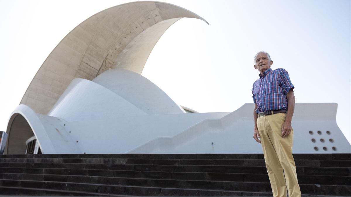 Enrique Rojas Guillén frente al Auditorio de Tenerife, durante el homenaje que le hicieron por su 80 cumpleaños, en 2024.