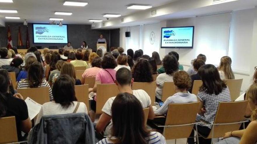 Una asamblea de los médicos y enfermeros de área