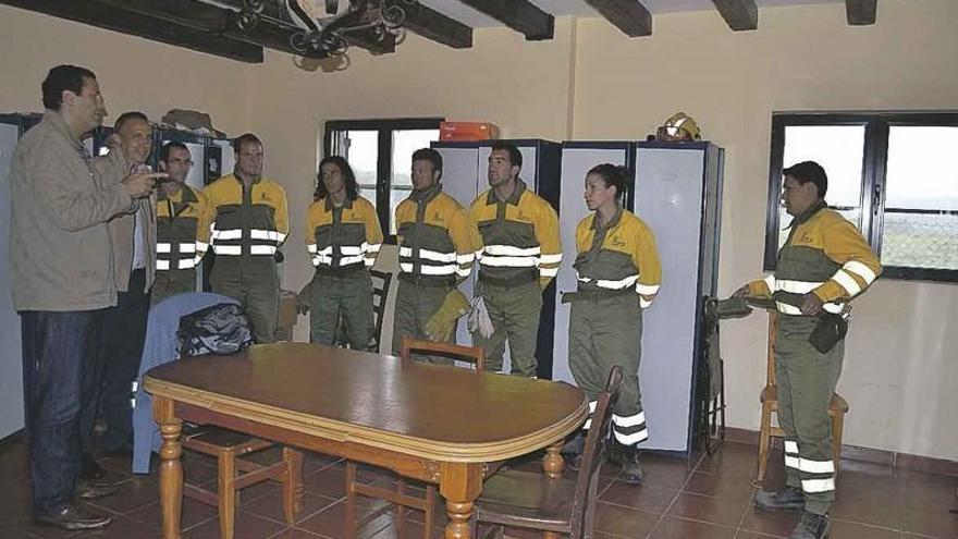 El delegado de la Junta conversa con los miembros de una cuadrilla de lucha contra incendios.