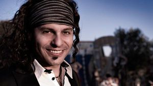 El cantant sevillà Francisco Javier Labandón Pérez, més conegut com ’El Arrebato’, interpreta la cançó ’Aquí me tienes’ en acústic per a EL PERIÓDICO.